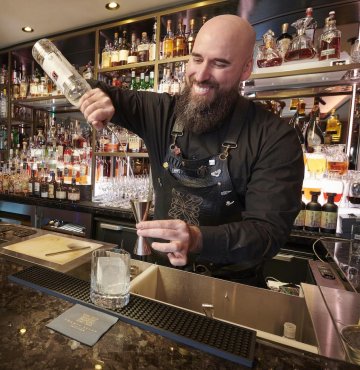 twentyseven-bartender-serve