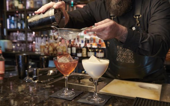 cocktail-strain-over-helder-ijs