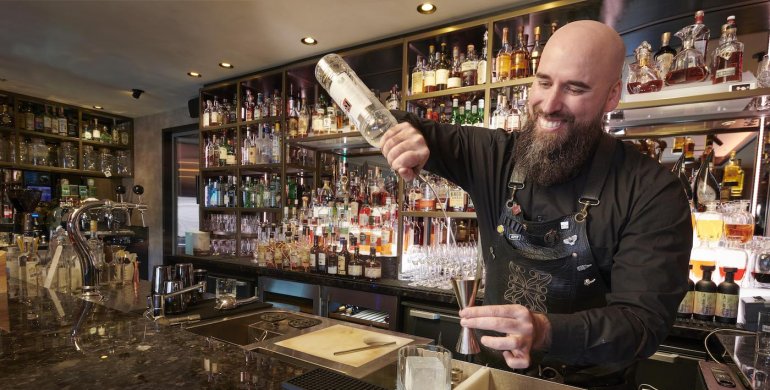 twentyseven-bartender-serve