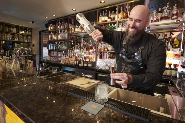 twentyseven-bartender-serve