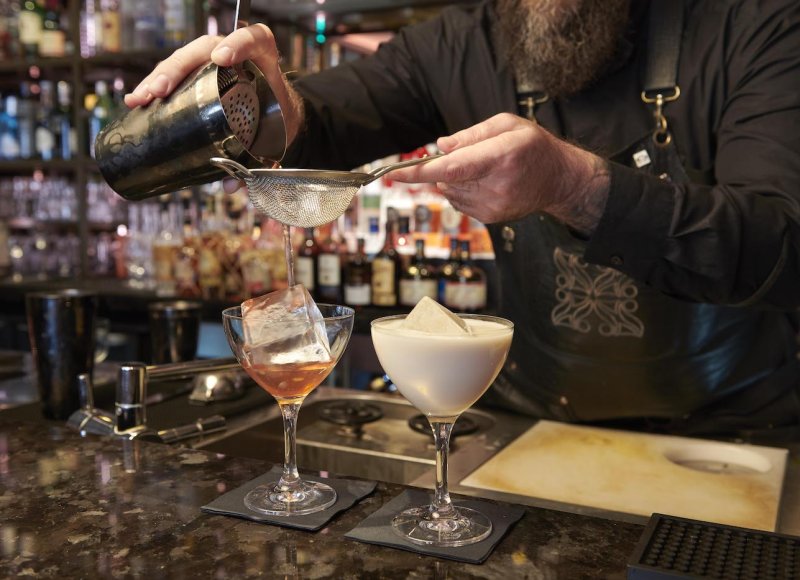 bartender-strain-pour