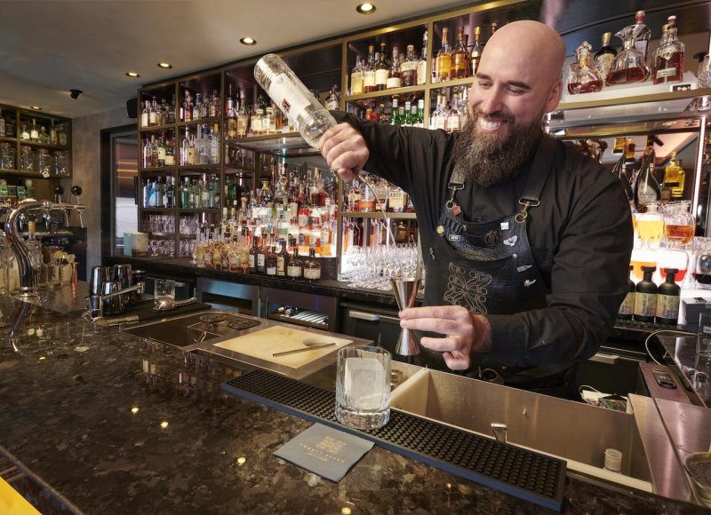 twentyseven-bartender-serve